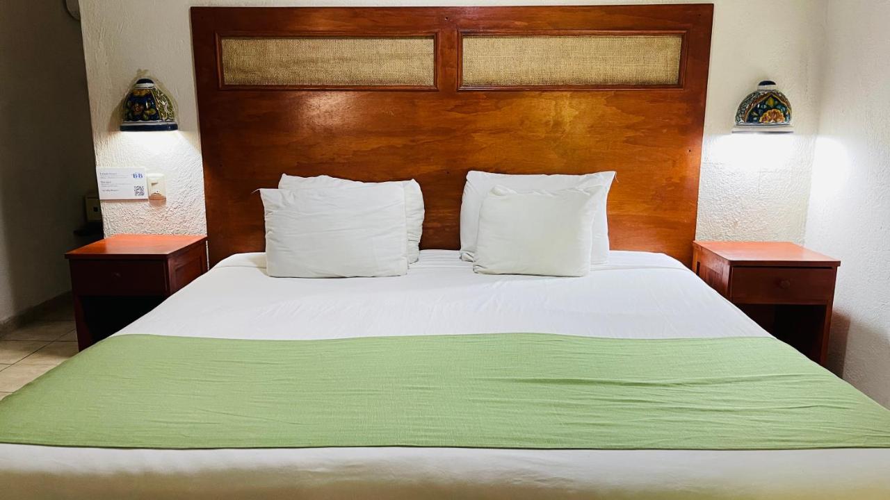Hotel B&B - 5Th Avenue Playa del Carmen Ngoại thất bức ảnh A bed with a green bedsheet
